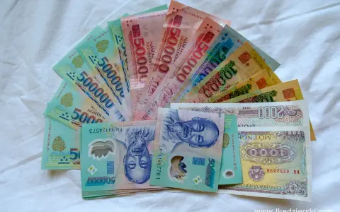 Wietnamska waluta w Hanoi: banknoty 500 000, 50 000, 20 000, 10 000, 2 000 i 1 000 dongów.