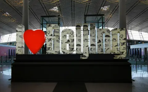 Serce i litery "I love Beijing" w terminalu lotniska. Czy można wyjść z lotniska w czasie przesiadki?