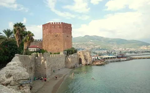 Zamek w Alanyi, idealne miejsce, by zobaczyć, co zwiedzić. Plaża, morze i zabytkowa twierdza.