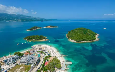 Rajskie wyspy i turkusowe morze – to jedne z najpiękniejszych **albania atrakcje**. Idealne miejsce na wakacje.