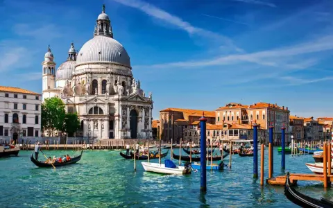 Po podróży pociągiem z Bergamo, wenecki kanał wita gondolami i Bazyliką Santa Maria della Salute.