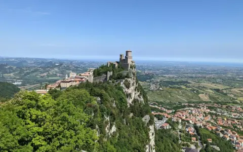 Widok na San Marino z zamkiem na skale. Idealne miejsce, by sprawdzić, jak dojechać z Rimini do San Marino.