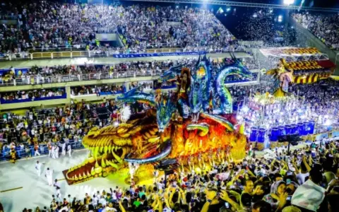 Smok i smoki na platformie, tłumy wiwatują na karnawale w Rio 2024.