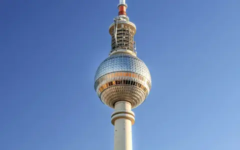 Wieża telewizyjna w Berlinie. Czy warto kupić Berlin Welcome Card, by zobaczyć to i inne atrakcje?