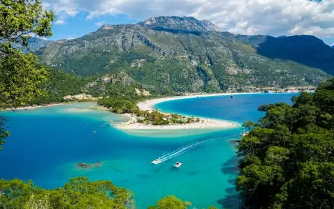 Oludeniz, Turcja – jedno z najpiękniejszych miejsc w Turcji. Błękitna laguna, piaszczysta plaża i góry tworzą rajski krajobraz.