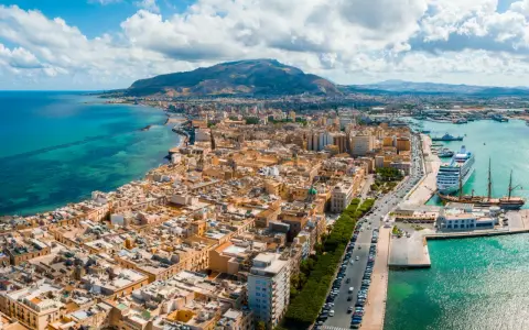Widok na port i miasto z górami w tle. Czy to Trapani czy Palermo? Trudno odróżnić, oba piękne!