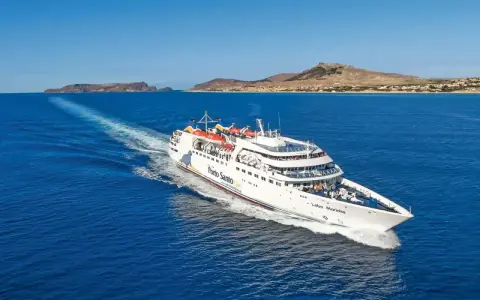 Prom Lobo Marinho płynie po błękitnym oceanie w kierunku Madery, oferując podróż z Lizbony.