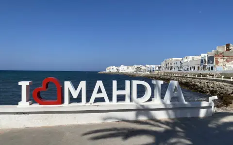 Mahdia Tunezja co warto zobaczyć? Napis "I ❤️ MAHDIA" na tle morza i białych budynków.