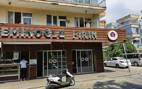 Przed piekarnią "Eminoglu Firin" z napisem "cześć po turecku" stoi skuter.