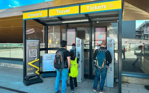 Ludzie kupują bilety na DART, aby dojechać do centrum z Luton Airport Parkway.