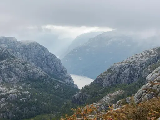 Mglisty fiord otoczony skalistymi górami, idealny widok po dotarciu na Preikestolen. Jak dojechać?
