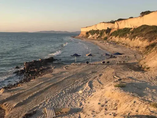 Piękna plaża z klifem i morzem. Idealne miejsce, by odpocząć i zobaczyć zachód słońca.