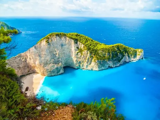 Navagio Beach, jedna z najpiękniejszych greckich atrakcji, z turkusową wodą i białym piaskiem.