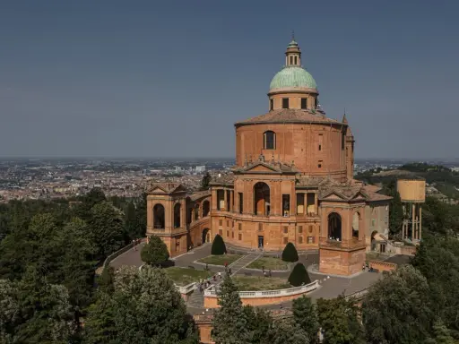 Bazylika na wzgórzu, jedna z głównych bolonia atrakcje, z widokiem na miasto.