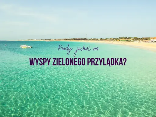 Turkusowa woda i piaszczysta plaża na Wyspach Zielonego Przylądka. Napis: "Kiedy jechać na Wyspy Zielonego Przylądka?".