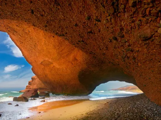 Podczas zwiedzania Agadiru, koniecznie zobacz skalne łuki na plaży Legzira. Widok na ocean przez naturalne okno skalne zapiera dech w piersiach.