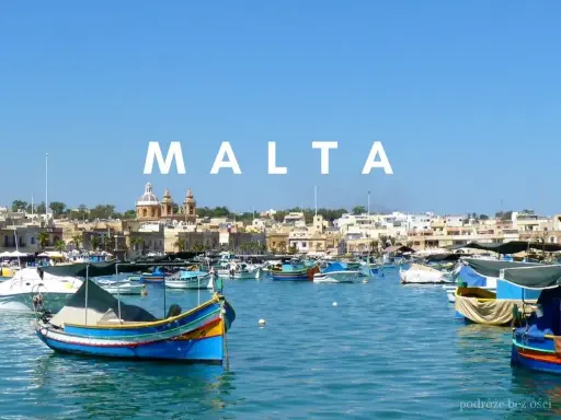 Malta: kolorowe łodzie luzzu w zatoce, malownicze miasteczko z kościołem. Idealne miejsce, by zobaczyć!