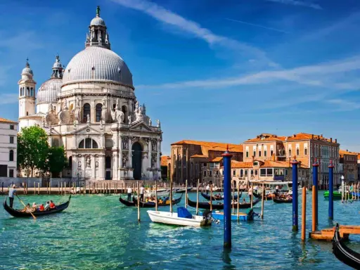 Po podróży pociągiem z Bergamo, wenecki kanał wita gondolami i Bazyliką Santa Maria della Salute.