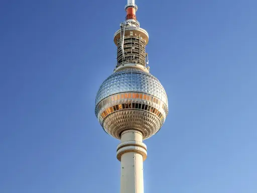 Wieża telewizyjna w Berlinie. Czy warto kupić Berlin Welcome Card, by zobaczyć to i inne atrakcje?