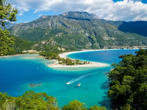 Oludeniz, Turcja – jedno z najpiękniejszych miejsc w Turcji. Błękitna laguna, piaszczysta plaża i góry tworzą rajski krajobraz.