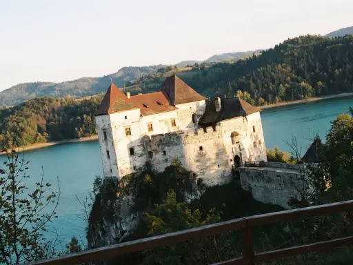 Zamek w Niedzicy na skale nad jeziorem. Warto kupić zamek w Niedzicy bilety i zwiedzić to miejsce.