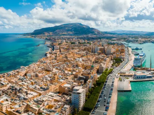 Widok na port i miasto z górami w tle. Czy to Trapani czy Palermo? Trudno odróżnić, oba piękne!