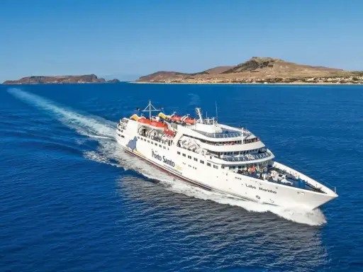 Prom Lobo Marinho płynie po błękitnym oceanie w kierunku Madery, oferując podróż z Lizbony.