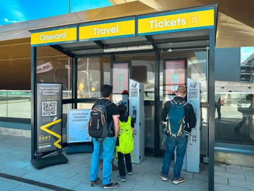 Ludzie kupują bilety na DART, aby dojechać do centrum z Luton Airport Parkway.