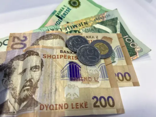Albańska waluta: banknoty 200, 1000 leków i monety.