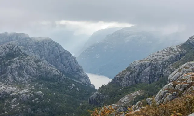 Mglisty fiord otoczony skalistymi górami, idealny widok po dotarciu na Preikestolen. Jak dojechać?