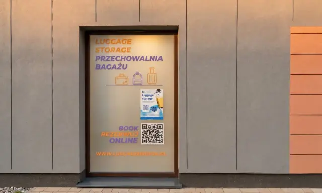 Przechowalnia bagażu w Budapeszcie. Szyba z napisem "Luggage Storage" i "Przechowalnia Bagażu". QR kod do rezerwacji online.