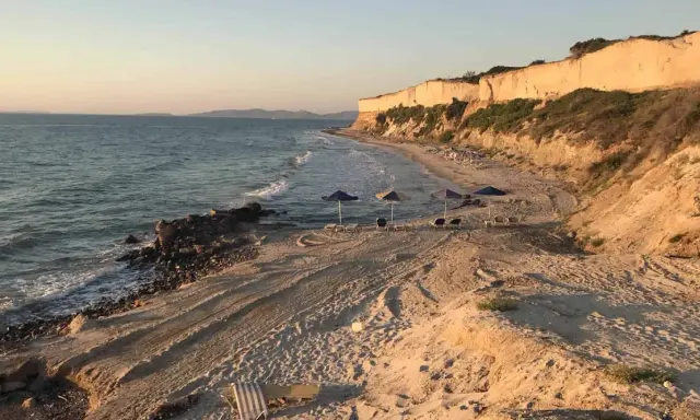 Piękna plaża z klifem i morzem. Idealne miejsce, by odpocząć i zobaczyć zachód słońca.