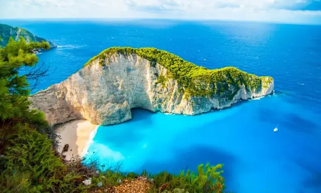 Navagio Beach, jedna z najpiękniejszych greckich atrakcji, z turkusową wodą i białym piaskiem.