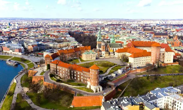 Wawel w Krakowie, idealne miejsce na romantyczny spacer. Widok na zamek i miasto.