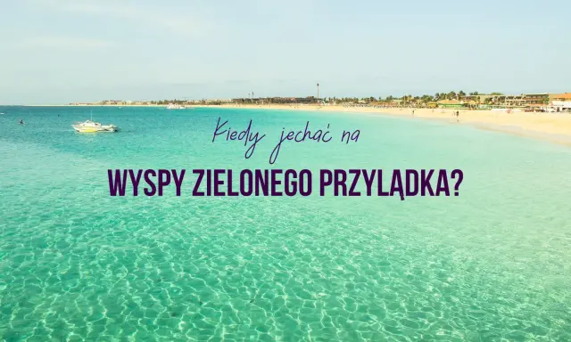 Turkusowa woda i piaszczysta plaża na Wyspach Zielonego Przylądka. Napis: "Kiedy jechać na Wyspy Zielonego Przylądka?".