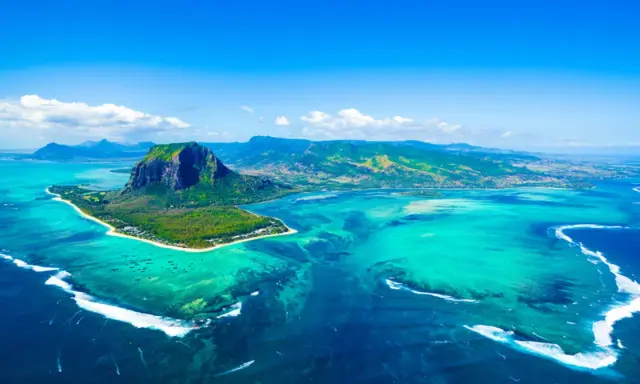Widok z lotu ptaka na Le Morne Brabant na Mauritiusie. Turkusowa woda, białe fale i zielone wzgórza. Czy warto tam pojechać? Tak!