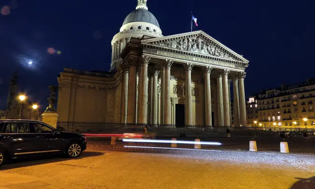 Panteon w Paryżu nocą, oświetlony blaskiem księżyca i latarni, to widok, co warto zobaczyć w Paryżu nocą.