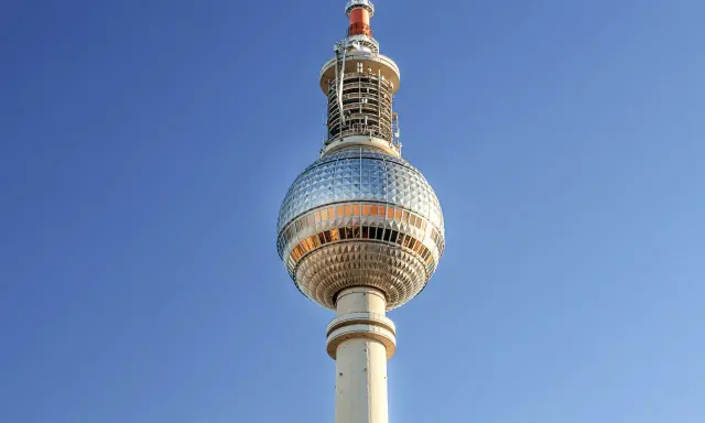 Wieża telewizyjna w Berlinie. Czy warto kupić Berlin Welcome Card, by zobaczyć to i inne atrakcje?