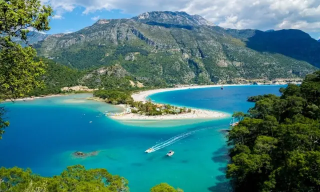 Oludeniz, Turcja – jedno z najpiękniejszych miejsc w Turcji. Błękitna laguna, piaszczysta plaża i góry tworzą rajski krajobraz.