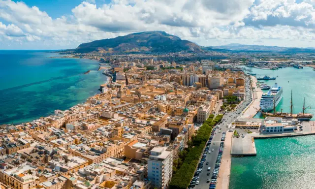 Widok na port i miasto z górami w tle. Czy to Trapani czy Palermo? Trudno odróżnić, oba piękne!