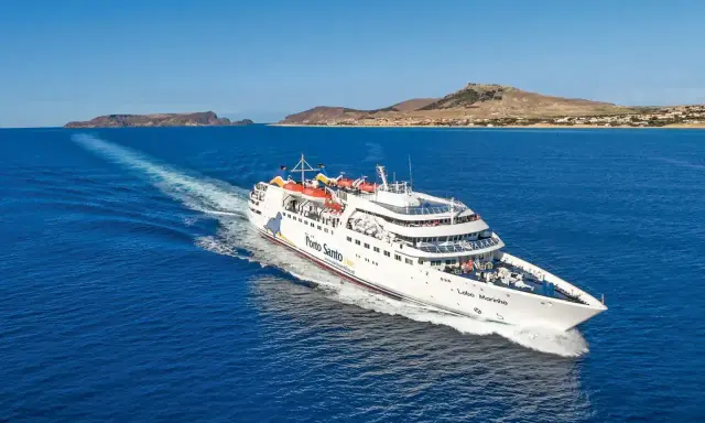 Prom Lobo Marinho płynie po błękitnym oceanie w kierunku Madery, oferując podróż z Lizbony.