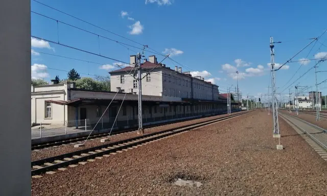 Dworzec PKP Jaworzno Szczakowa, z którego odjeżdżają pociągi do Krakowa, w słoneczny dzień.