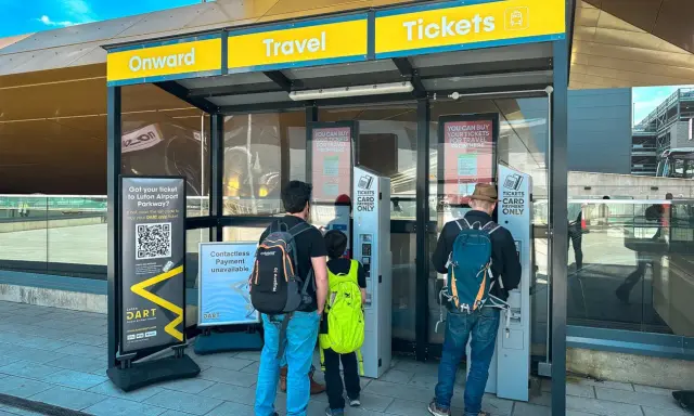 Ludzie kupują bilety na DART, aby dojechać do centrum z Luton Airport Parkway.