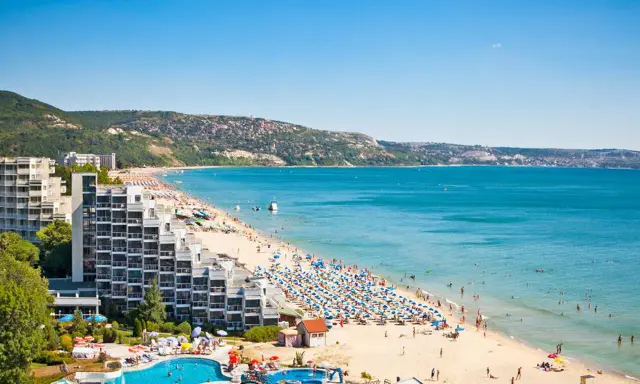 Słoneczny złoty brzeg Bułgaria tętni życiem. Tłumy plażowiczów, hotele i turkusowe morze tworzą wakacyjny krajobraz.