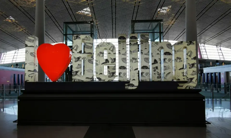 Serce i litery "I love Beijing" w terminalu lotniska. Czy można wyjść z lotniska w czasie przesiadki?