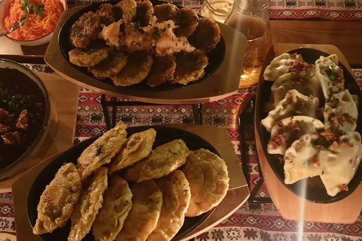 Bieszczady gdzie zjeść? Pyszne pierogi, placki ziemniaczane i inne lokalne specjały na stole.