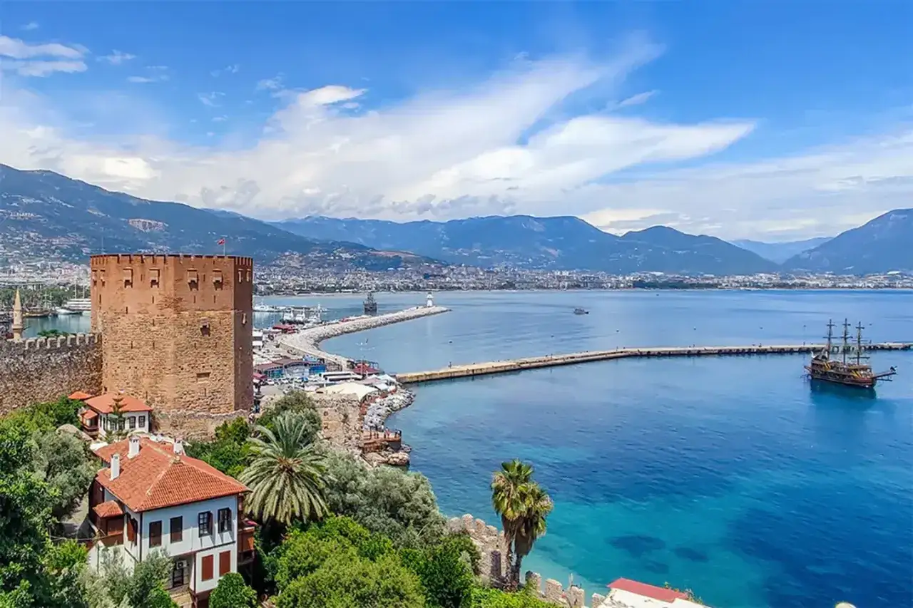 Widok na zamek w Alanyi, port i morze. Idealne miejsce, by zobaczyć, co w Alanya zwiedzić.