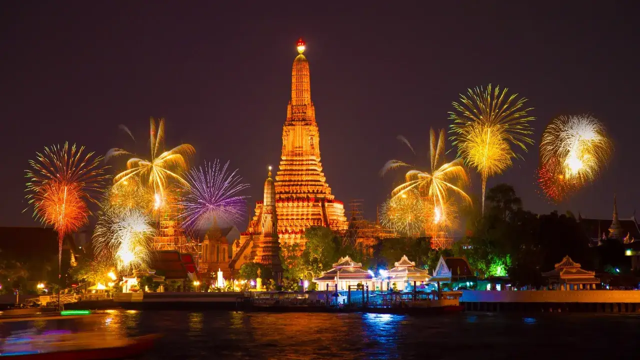 Spektakularny sylwester w Tajlandii! Fajerwerki rozświetlają nocne niebo nad świątynią Wat Arun w Bangkoku, odbijając się w rzece.