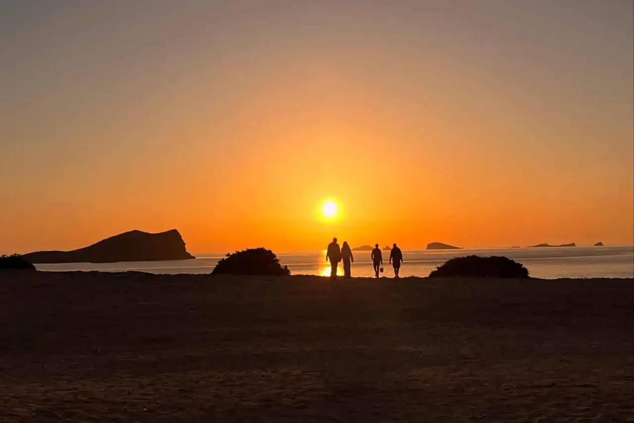 Zachód słońca na Ibizie. Spacer po plaży z widokiem na wyspy Es Vedrà i Es Vedranell. Niezapomniane ibiza atrakcje.