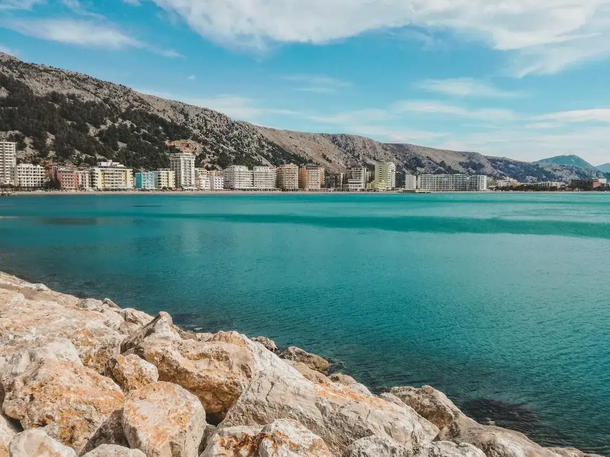Widok na turkusowe morze i kolorowe budynki w Durrës, Albania. Wspaniałe atrakcje czekają!